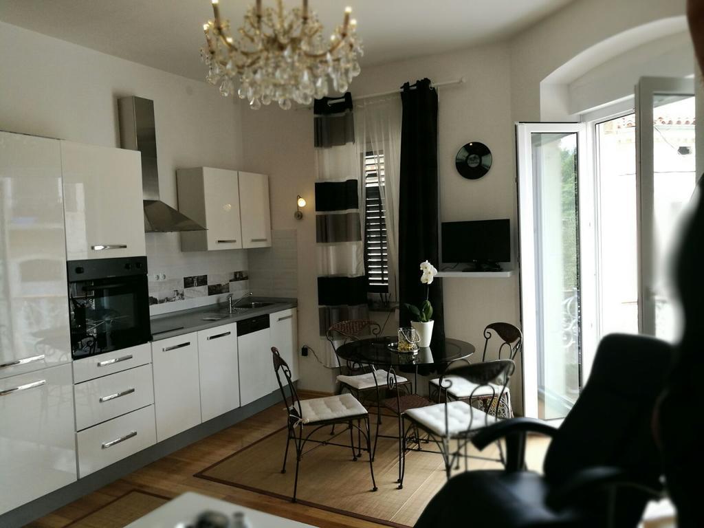 Ana Apartment Pula Exteriör bild